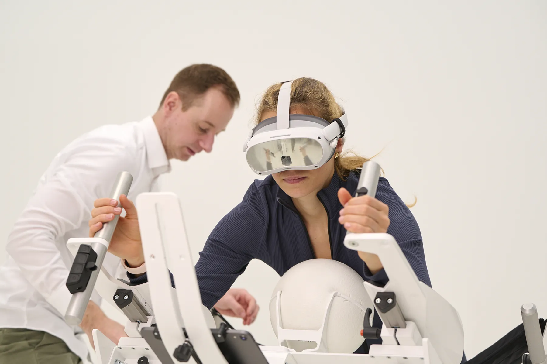 Terapeuta asystujący pacjentce podczas sesji na ICAROS Health z goglami VR